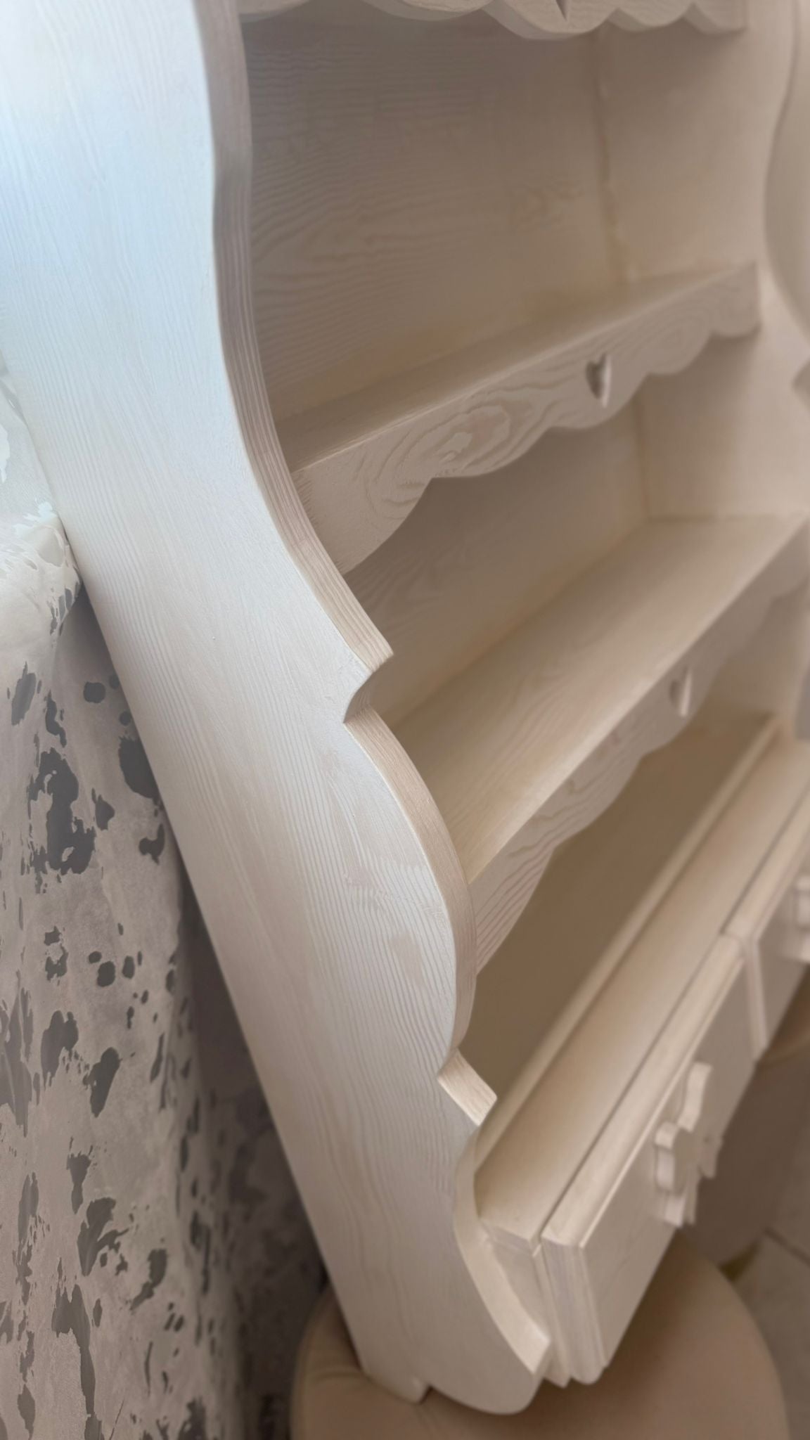 Piattaia bianca con venature in beige