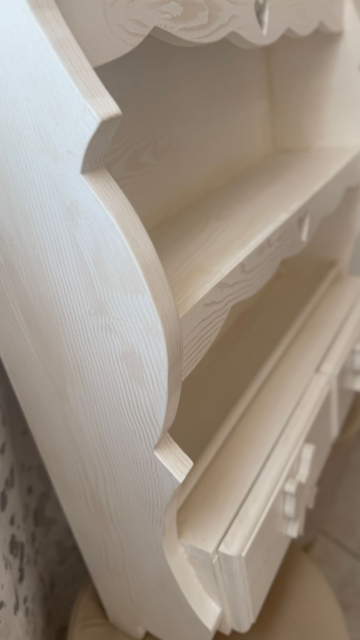 Piattaia bianca con venature in beige