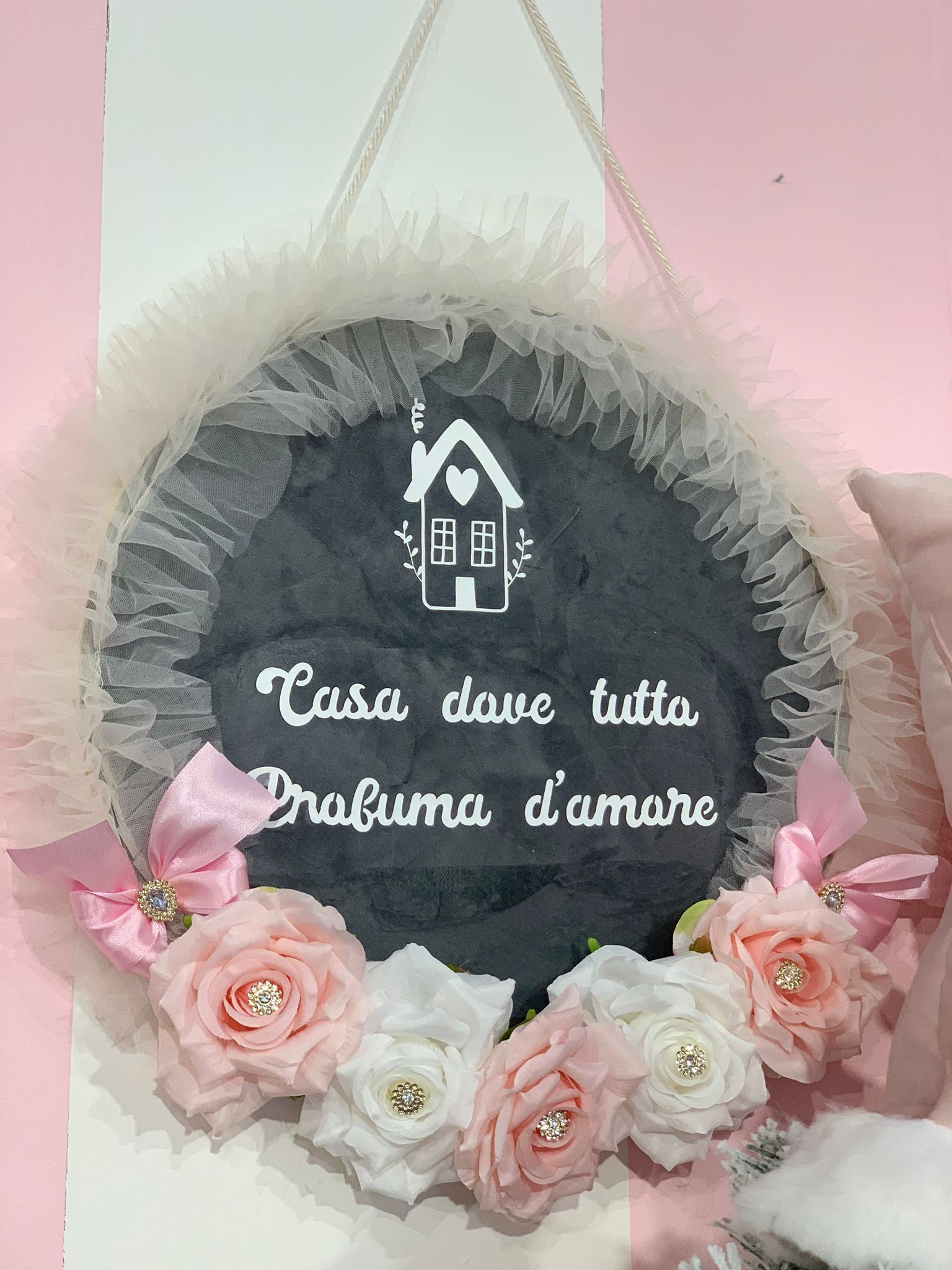 Dietro porta velluto, fiori, e scritta